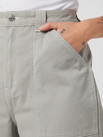 Loosefit Pantalon 'Gwyneth' WEEKDAY en gris