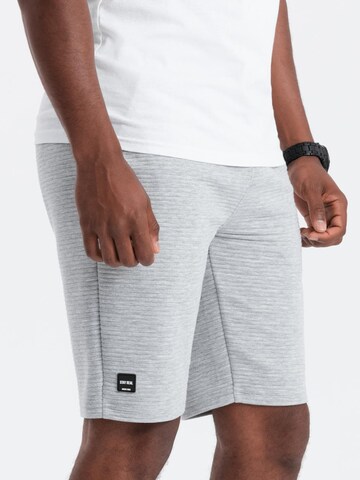 Ombre Regular Shorts in Grau
