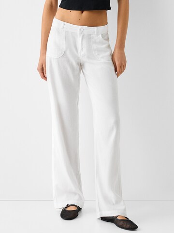 Loosefit Pantalon Bershka en blanc : devant