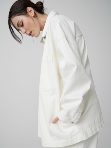 Veste mi-saison 'Mathilda' A LOT LESS en blanc