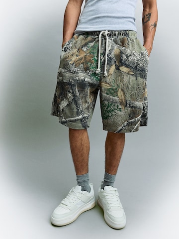 BershkaBaggy Hlače - zelena boja: prednji dio