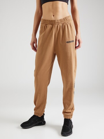 Hummel - Tapered Pantalón deportivo 'Legacy' en marrón: frente