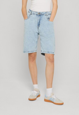 DEF Regular Shorts in Blau: Vorderseite