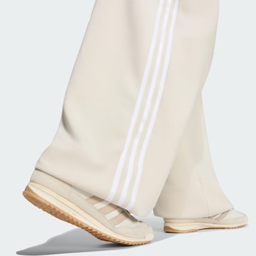 Loosefit Pantaloni con pieghe 'Adidas Originals By Jennie' di ADIDAS ORIGINALS in beige