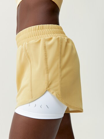 Born Living Yoga Slimfit Sportshorts 'Padma 2.0' in Gelb