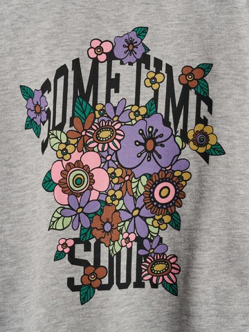 SOMETIME SOON Sweatshirt in Grijs