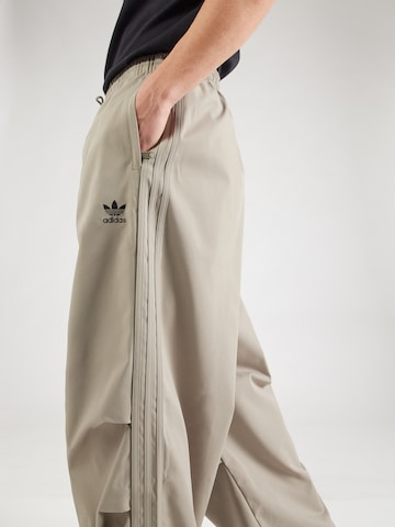 ADIDAS ORIGINALS - Loosefit Pantalón en verde