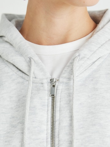 Giacca di felpa di Gina Tricot in grigio