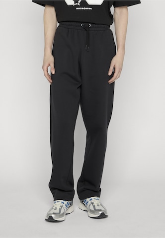 ROCAWEAR Regular Trousers 'Moola' in Black: front