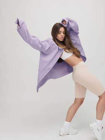 ABOUT YOU x VIAM Studio Bluzka 'ARIANA' w kolorze fioletowy