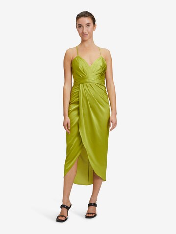 Robe de soirée Vera Mont en vert : devant