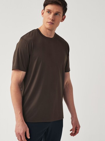 T-Shirt fonctionnel Next en marron : devant