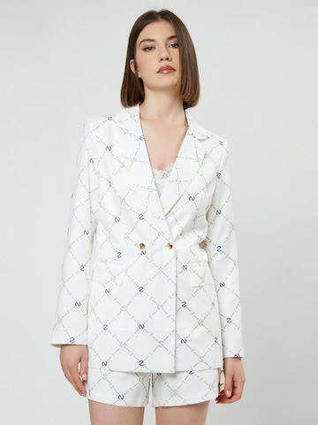 Influencer Blazer in White: front