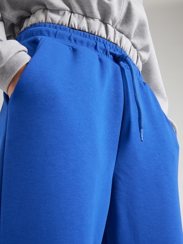 Tapered Pantaloni sport de la ONLY PLAY pe albastru