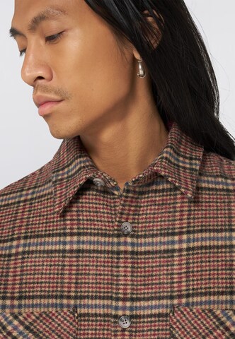 EDWIN - Comfort Fit Camisa 'Julius' em vermelho