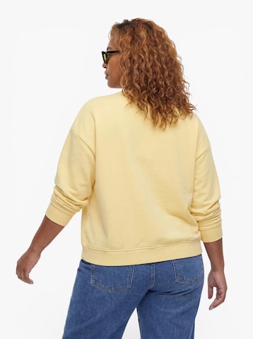 ONLY Carmakoma - Sudadera 'CARSandy' en amarillo