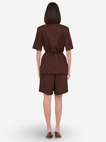Blazer 'Jdynaomi Linen S/S Belt Blazer Tlr 15373938' di Jaqueline de Yong in marrone