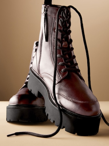 Bottines à lacets 'Derbe' Next en marron