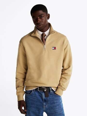 Tommy Jeans Sweatshirt 'Badge' in Braun: Vorderseite