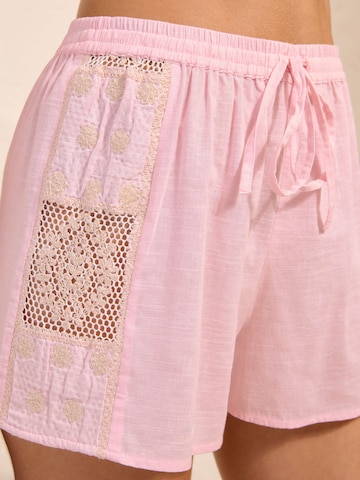 Friends Like These Regular Shorts in Pink