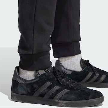 ADIDAS ORIGINALS Tapered Sporthose 'Trefoil Essentials ' in Schwarz