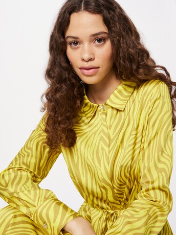 Robe-chemise 'AMIRA' DELICATELOVE en jaune