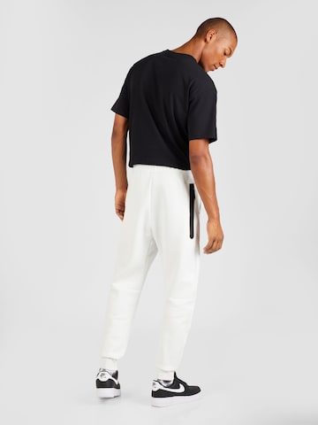 Tapered Pantaloni de la Nike Sportswear pe alb