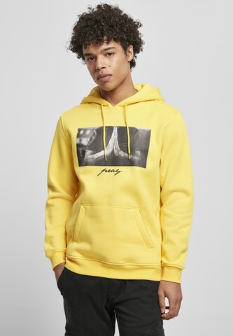 Sweat-shirt 'Pray' Mister Tee en jaune : devant