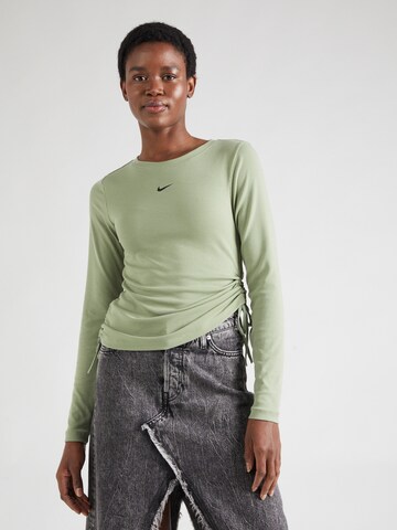Tricou 'ESSNTL' de la Nike Sportswear pe verde: față