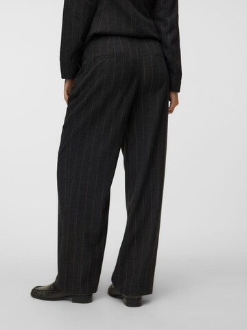 regular Pantaloni con pieghe di VERO MODA in grigio