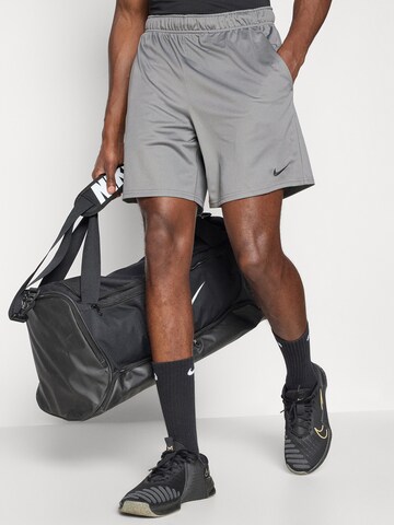regular Pantaloni sportivi 'FLEX' di NIKE in grigio