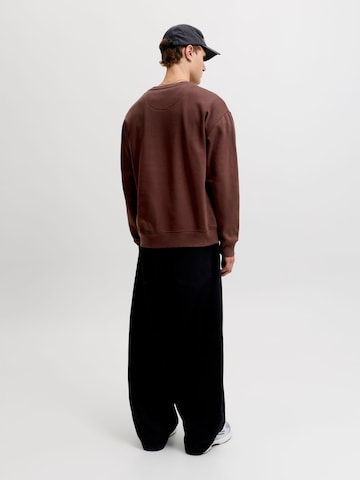 Sweat-shirt 'JJEACE' JACK & JONES en marron