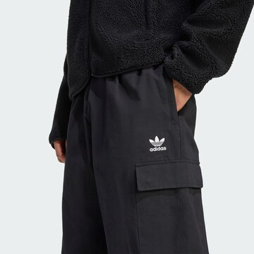 ADIDAS ORIGINALS Свободный крой Брюки-карго 'Trefoil Essentials' в Черный