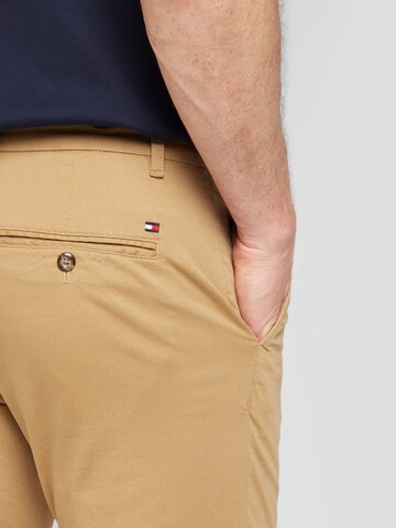 brūns TOMMY HILFIGER Piegulošs Čino bikses 'BLEECKER'