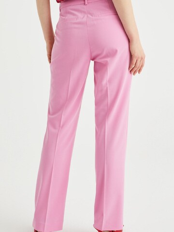 WE Fashion - regular Pantalón de pinzas en rosa