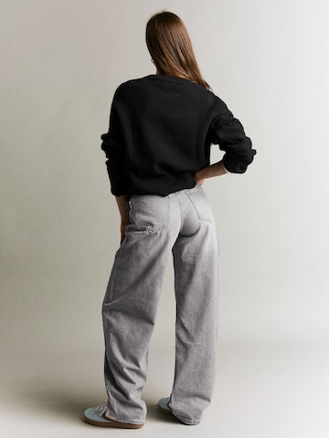 Bershka Barrel Jeans i grå