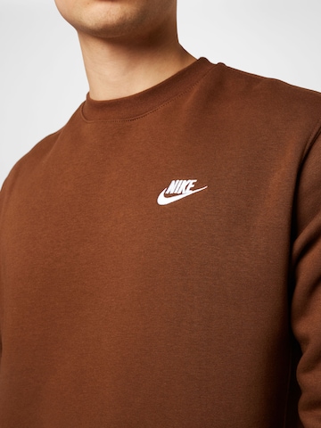 Nike Sportswear Regular Fit Collegepaita 'Club Fleece' värissä ruskea