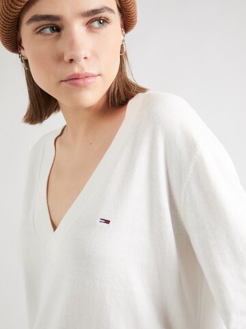 Tommy Jeans Sweater 'ESSENTIAL' in White