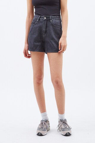 Dr. Denim Regular Shorts 'Nora' in Grau: predná strana