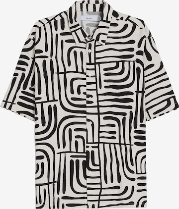 Coupe regular Chemise Bershka en noir : devant