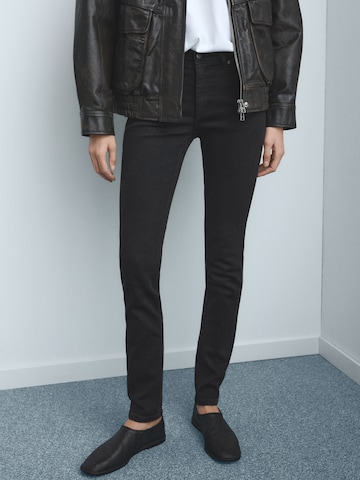 MANGO Skinny Jeans 'NEWISA' in Zwart: voorkant