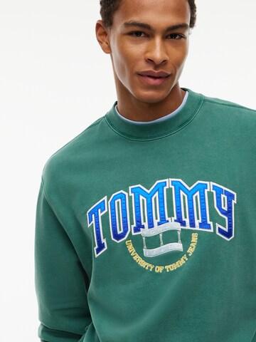 Tommy JeansSweater majica 'Varsity Crest' - zelena boja