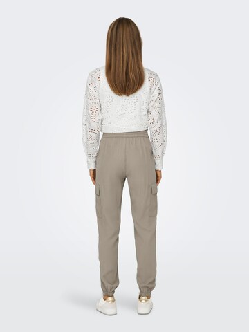 Effilé Pantalon cargo 'Aris' ONLY en beige