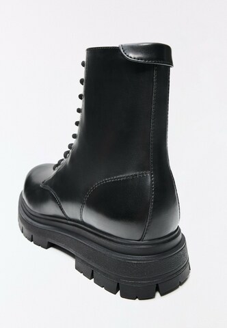 Bershka Boots med snörning i svart
