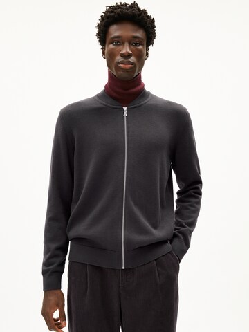 ARMEDANGELS Gebreid vest in Grijs: voorkant