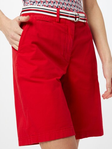Loosefit Pantalon chino TOMMY HILFIGER en rouge