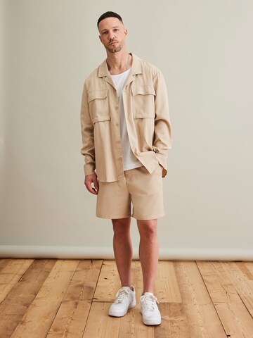 DAN FOX APPAREL Comfort Fit Skjorta 'Jordan' i beige