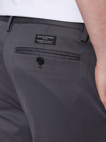 Coupe slim Pantalon chino Banana Republic en gris