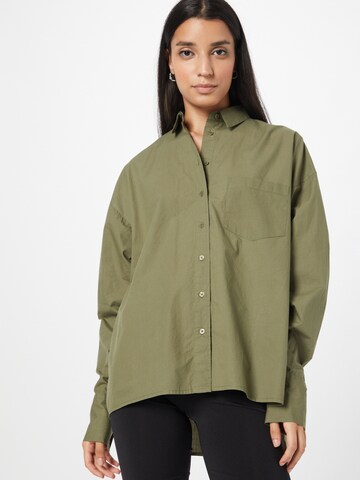 ABOUT YOU x INNA Blouse 'Dalia' in Groen: voorkant