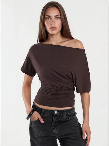 T-shirt Hiccup en marron : devant